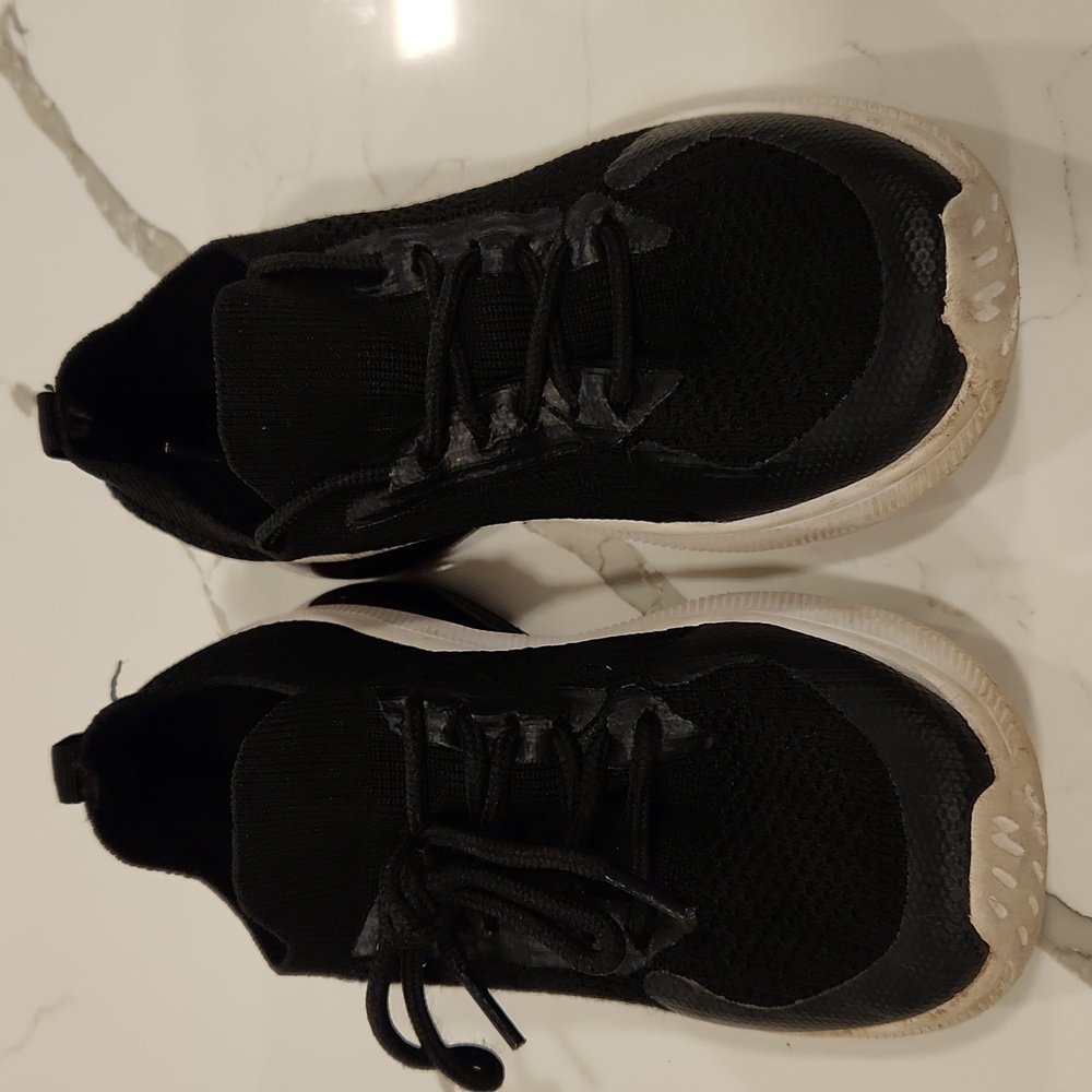 Link black and white boys sneakers